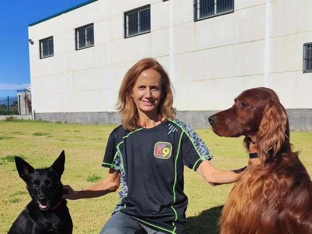 Ana Pérez Pardos, veterinaria e instructora de K9 Málaga, con dos perros